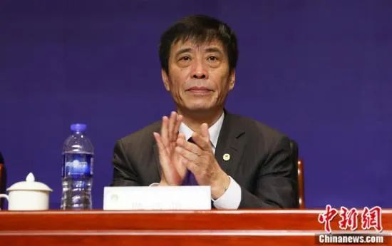 媒体指出，拜仁冬窗的重点是签下一名能够立即帮助球队的有实力的后卫，俱乐部高层乐观地认为他们能够签下想要的球员，并希望新援在德甲联赛重启之前亮相，以便在冬训期间更好地融入球队。